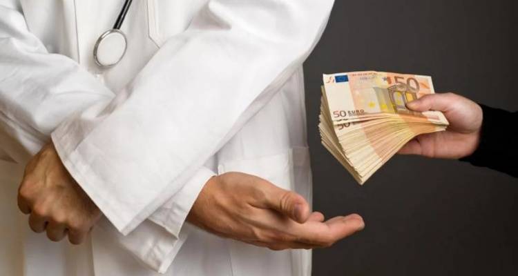 &Theta;&epsilon;&sigma;&sigma;&alpha;&lambda;&omicron;&nu;ί&kappa;&eta;: &Gamma;&iota;&alpha;&tau;&rho;ό&sigmaf; &kappa;&alpha;&tau;&alpha;&delta;&iota;&kappa;ά&sigma;&tau;&eta;&kappa;&epsilon; &sigma;&epsilon; 18 &mu;ή&nu;&epsilon;&sigmaf; &phi;&upsilon;&lambda;ά&kappa;&iota;&sigma;&eta; &gamma;&iota;&alpha; &laquo;&phi;&alpha;&kappa;&epsilon;&lambda;ά&kappa;&iota;&raquo;