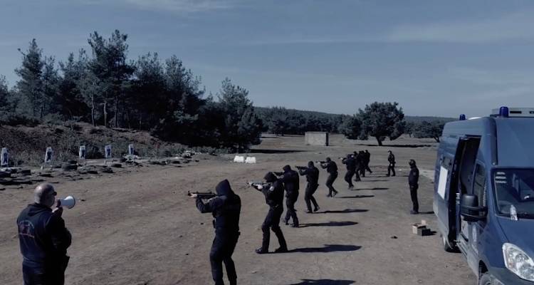&Omicron;.&Pi;.&Kappa;.&Epsilon;: &Beta;ί&nu;&tau;&epsilon;&omicron; &alpha;&pi;ό &epsilon;&kappa;&pi;&alpha;ί&delta;&epsilon;&upsilon;&sigma;&eta; &alpha;&sigma;&tau;&upsilon;&nu;&omicron;&mu;&iota;&kappa;ώ&nu; &tau;&eta;&sigmaf; &epsilon;&iota;&delta;&iota;&kappa;ή&sigmaf; &omicron;&mu;ά&delta;&alpha;&sigmaf; &sigma;&tau;&eta; &Lambda;έ&sigma;&beta;&omicron;.
