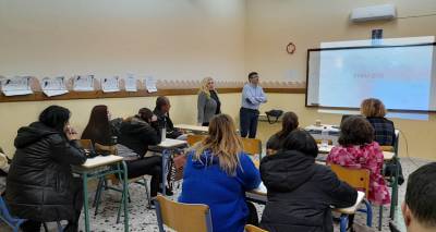 &Epsilon;&nu;&eta;&mu;&epsilon;&rho;&omega;&tau;&iota;&kappa;ή &delta;&iota;ά&lambda;&epsilon;&xi;&eta; &sigma;&tau;&omicron; &Delta;. &Iota;&Epsilon;&Kappa; &Lambda;ή&mu;&nu;&omicron;&upsilon; &alpha;&pi;ό &tau;&omicron;&nu; &iota;&alpha;&tau;&rho;ό &Tau;&rho;&iota;&alpha;&nu;&tau;ά&phi;&upsilon;&lambda;&lambda;&omicron; &Kappa;&alpha;&tau;ή (photos)
