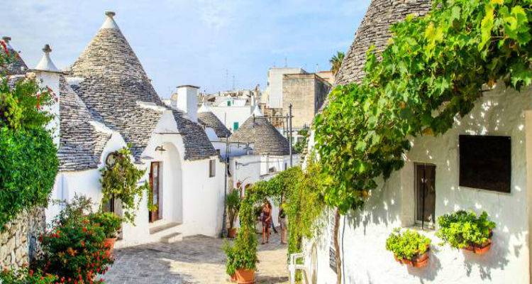 Μία μικρή γουστόζικη ιταλική πόλη δίνει μέχρι και 2.000 ευρώ σε όποιον θέλει να εγκατασταθεί εκεί (photos)