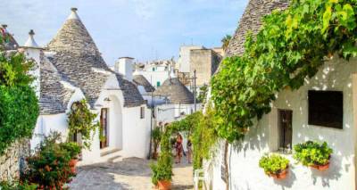 Μία μικρή γουστόζικη ιταλική πόλη δίνει μέχρι και 2.000 ευρώ σε όποιον θέλει να εγκατασταθεί εκεί (photos)