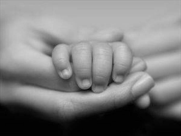 Έγκυος πέθανε σε τροχαίο, αλλά το μωρό επέζησε