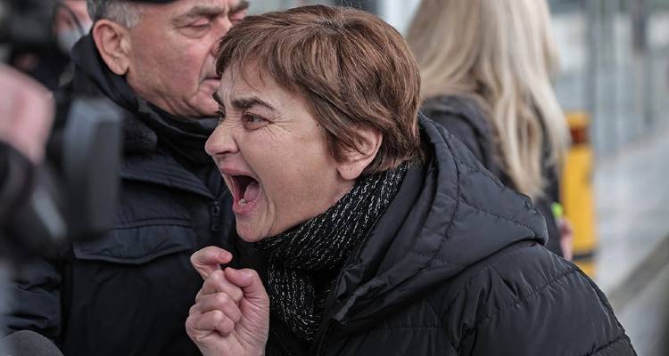 &Epsilon;&lambda;έ&nu;&eta; &Tau;&omicron;&pi;&alpha;&lambda;&omicron;ύ&delta;&eta;: &Nu;έ&alpha; &delta;&iota;&alpha;&kappa;&omicron;&pi;ή &sigma;&tau;&eta; &delta;ί&kappa;&eta; &gamma;&iota;&alpha; &tau;&omicron; &beta;&iota;&alpha;&sigma;&mu;ό &kappa;&alpha;&iota; &tau;&eta; &delta;&omicron;&lambda;&omicron;&phi;&omicron;&nu;ί&alpha; &tau;&eta;&sigmaf; | &laquo;&Nu;&tau;&rho;&omicron;&pi;ή, &nu;&tau;&rho;&omicron;&pi;ή&raquo;, &xi;έ&sigma;&pi;&alpha;&sigma;&epsilon; &eta; &mu;&eta;&tau;έ&rho;&alpha; &tau;&eta;&sigmaf;