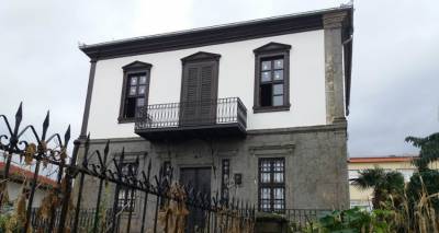 Zeytinlik &Kappa;&epsilon;&rho;&alpha;&sigma;&omicron;ύ&nu;&tau;&alpha;&sigmaf;: &Alpha;&pi;ό &epsilon;&delta;ώ &xi;&epsilon;&kappa;&iota;&nu;&omicron;ύ&sigma;&epsilon; &tau;&omicron; &mu;ί&sigma;&omicron;&sigmaf; &gamma;&iota;&alpha; &tau;&omicron;&upsilon;&sigmaf; Έ&lambda;&lambda;&eta;&nu;&epsilon;&sigmaf; &tau;&omicron;&upsilon; &sigma;&phi;&alpha;&gamma;έ&alpha; &tau;&omega;&nu; &Pi;&omicron;&nu;&tau;ί&omega;&nu; &Tau;&omicron;&pi;ά&lambda; &Omicron;&sigma;&mu;ά&nu;