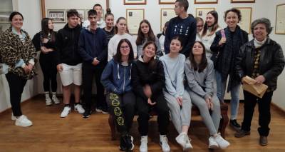 &Sigma;&tau;&omicron; &Sigma;&alpha;&chi;&tau;&omicron;ύ&rho;&epsilon;&iota;&omicron; &omicron;ί&kappa;&eta;&mu;&alpha; 18 &mu;&alpha;&theta;&eta;&tau;έ&sigmaf; &tau;&omicron;&upsilon; &Gamma;&upsilon;&mu;&nu;&alpha;&sigma;ί&omicron;&upsilon; &Mu;ύ&rho;&iota;&nu;&alpha;&sigmaf;