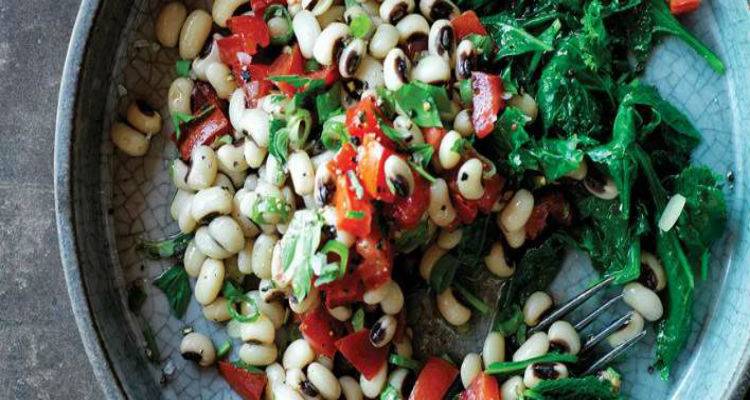 Σαλάτα με μαυρομάτικα, σπανάκι, σος τυριού