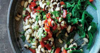 Σαλάτα με μαυρομάτικα, σπανάκι, σος τυριού