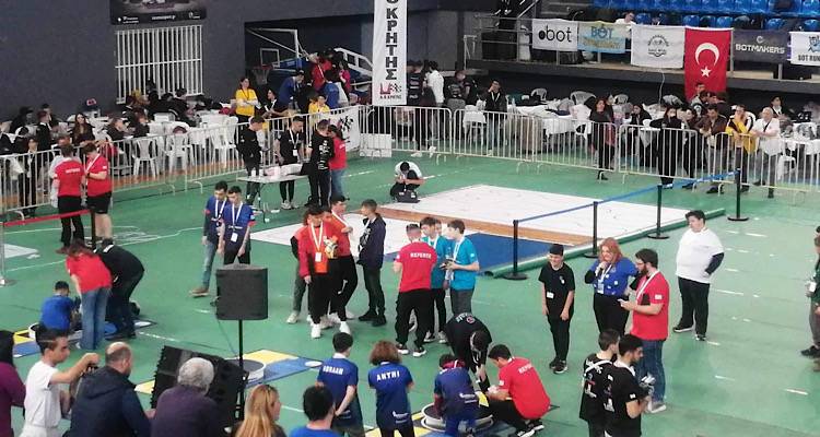 Τρεις μαθητές της Λήμνου, με τα χρώματα της εθνικής Ελλάδος, στον διεθνή διαγωνισμό ρομποτικής της Εσθονίας.