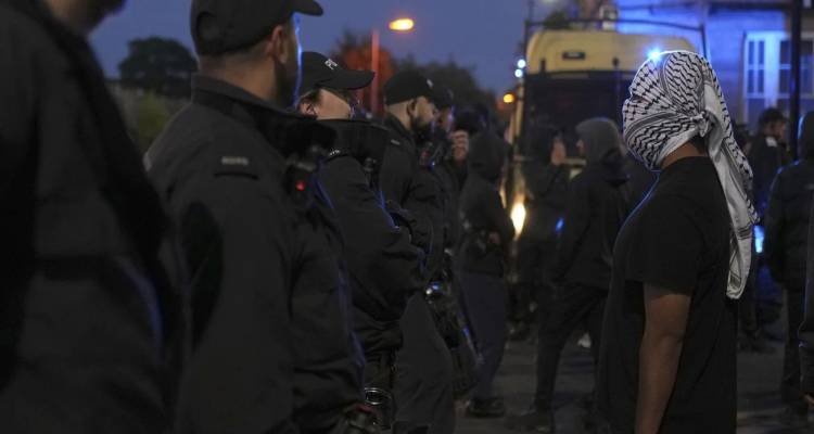 Βρετανία: Μαζικές αντιδιαδηλώσεις κατά ακροδεξιών απέτρεψαν ακόμα μία νύχτα τρόμου -Άνδρας έκανε βόλτες με αλυσοπρίονο