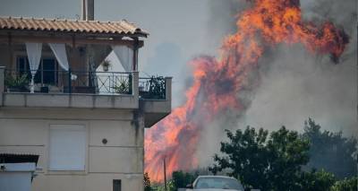 &Mu;&epsilon;&gamma;ά&lambda;&eta; &phi;&omega;&tau;&iota;ά &sigma;&tau;&alpha; &Kappa;&rho;έ&sigma;&tau;&epsilon;&nu;&alpha; &Eta;&lambda;&epsilon;ί&alpha;&sigmaf;: &Sigma;&tau;&iota;&sigmaf; &alpha;&upsilon;&lambda;έ&sigmaf; &tau;&omega;&nu; &sigma;&pi;&iota;&tau;&iota;ώ&nu; &omicron;&iota; &phi;&lambda;ό&gamma;&epsilon;&sigmaf;, &kappa;ί&nu;&delta;&upsilon;&nu;&omicron;&sigmaf; &gamma;&iota;&alpha; &tau;&rho;ί&alpha; &chi;&omega;&rho;&iota;ά