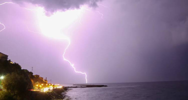 &Kappa;&epsilon;&rho;&alpha;&upsilon;&nu;&omicron;&beta;&omicron;&lambda;ή&theta;&eta;&kappa;&epsilon; 26&chi;&rho;&omicron;&nu;&omicron;&sigmaf; &sigma;&tau;&eta; &Rho;ό&delta;&omicron;, &epsilon;&nu;ώ έ&kappa;&alpha;&nu;&epsilon; &mu;&pi;ά&nu;&iota;&omicron;: &laquo;&Tau;&omicron;&upsilon; &lambda;έ&gamma;&alpha;&mu;&epsilon; "&beta;&gamma;&epsilon;&sigmaf; &alpha;&pi;ό &tau;&eta; &theta;ά&lambda;&alpha;&sigma;&sigma;&alpha; &gamma;&iota;&alpha;&tau;ί &beta;&rho;έ&chi;&epsilon;&iota;"...&raquo;