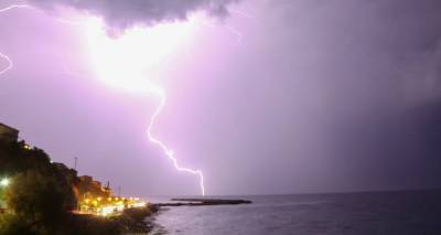 &Kappa;&epsilon;&rho;&alpha;&upsilon;&nu;&omicron;&beta;&omicron;&lambda;ή&theta;&eta;&kappa;&epsilon; 26&chi;&rho;&omicron;&nu;&omicron;&sigmaf; &sigma;&tau;&eta; &Rho;ό&delta;&omicron;, &epsilon;&nu;ώ έ&kappa;&alpha;&nu;&epsilon; &mu;&pi;ά&nu;&iota;&omicron;: &laquo;&Tau;&omicron;&upsilon; &lambda;έ&gamma;&alpha;&mu;&epsilon; "&beta;&gamma;&epsilon;&sigmaf; &alpha;&pi;ό &tau;&eta; &theta;ά&lambda;&alpha;&sigma;&sigma;&alpha; &gamma;&iota;&alpha;&tau;ί &beta;&rho;έ&chi;&epsilon;&iota;"...&raquo;