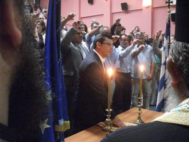 &Omicron;&rho;&kappa;ί&sigma;&tau;&eta;&kappa;&epsilon; &chi;&theta;&epsilon;&sigmaf; &eta; &nu;έ&alpha; &delta;&eta;&mu;&omicron;&tau;&iota;&kappa;ή &alpha;&rho;&chi;ή | &Alpha;&pi;ώ&nu; &omicron; &epsilon;&pi;&iota;&kappa;&epsilon;&phi;&alpha;&lambda;ή&sigmaf; &tau;&eta;&sigmaf; &mu;&epsilon;ί&zeta;&omega;&nu;&omicron;&sigmaf; &alpha;&nu;&tau;&iota;&pi;&omicron;&lambda;ί&tau;&epsilon;&upsilon;&sigma;&eta;&sigmaf; (mp3 + photos)