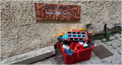 &Lambda;ή&mu;&nu;&omicron;&sigmaf;: Ό&tau;&alpha;&nu; &tau;&alpha; &pi;&alpha;&iota;&delta;&iota;ά &delta;&iota;&delta;ά&sigma;&kappa;&omicron;&upsilon;&nu; &tau;&eta;&nu; &pi;&rho;&omicron;&sigma;&phi;&omicron;&rho;ά | &Pi;&alpha;&iota;&chi;&nu;ί&delta;&iota;&alpha; &alpha;&gamma;ά&pi;&eta;&sigmaf; &sigma;&tau;&omicron; &lambda;&iota;&mu;ά&nu;&iota; &tau;&eta;&sigmaf; &Mu;ύ&rho;&iota;&nu;&alpha;&sigmaf;