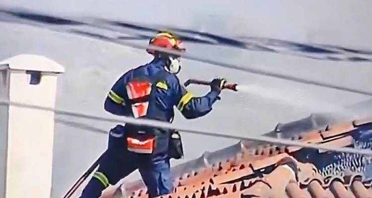 Συγκλονιστικό βίντεο: Η στιγμή που πυροσβέστης ανεβαίνει σε σκεπή φλεγόμενου σπιτιού στην Παλαιά Φώκαια