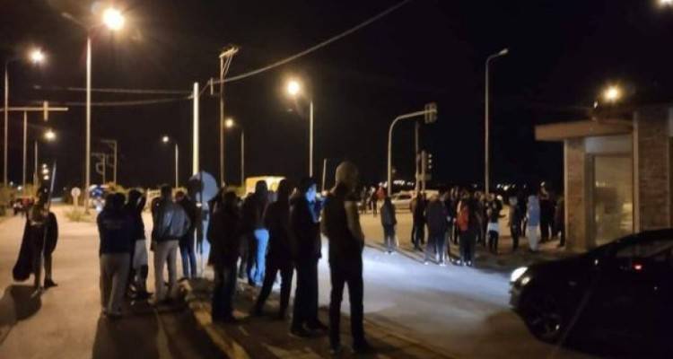 &Nu;ά&omicron;&upsilon;&sigma;&alpha;: &Pi;&epsilon;&rho;&iota;&pi;&omicron;&lambda;ί&alpha; &kappa;&alpha;&tau;&omicron;ί&kappa;&omega;&nu; &pi;&omicron;&upsilon; &alpha;&nu;&tau;&iota;&delta;&rho;&omicron;ύ&nu; &sigma;&tau;&eta; &phi;&iota;&lambda;&omicron;&xi;&epsilon;&nu;ί&alpha; &mu;&epsilon;&tau;&alpha;&nu;&alpha;&sigma;&tau;ώ&nu; [&beta;ί&nu;&tau;&epsilon;&omicron;]