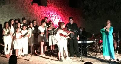 &Omega;&delta;&epsilon;ί&omicron; &Lambda;ή&mu;&nu;&omicron;&upsilon; &kappa;&alpha;&iota; &Mu;&alpha;&rho;ί&alpha; &Sigma;&omicron;&upsilon;&lambda;&tau;ά&tau;&omicron;&upsilon; &tau;&alpha;&xi;ί&delta;&epsilon;&psi;&alpha;&nu; &tau;&omicron; &kappa;&omicron;&iota;&nu;ό &sigma;&tau;&eta;&nu; &laquo;&Epsilon;&lambda;&lambda;ά&delta;&alpha; &tau;&omicron;&upsilon; &Mu;ί&kappa;&eta;&raquo; (photos &amp; video)