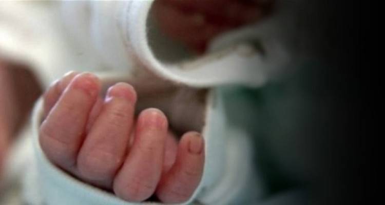 &Nu;&epsilon;&kappa;&rho;ό &beta;&rho;έ&phi;&omicron;&sigmaf; &sigma;&tau;&eta;&nu; &Kappa;έ&rho;&kappa;&upsilon;&rho;&alpha;: &Sigma;ύ&nu;&delta;&rho;&omicron;&mu;&omicron; &alpha;&iota;&phi;&nu;ί&delta;&iota;&omicron;&upsilon; &theta;&alpha;&nu;ά&tau;&omicron;&upsilon; &delta;&iota;&alpha;&pi;ί&sigma;&tau;&omega;&sigma;&epsilon; &omicron; &iota;&alpha;&tau;&rho;&omicron;&delta;&iota;&kappa;&alpha;&sigma;&tau;ή&sigmaf;