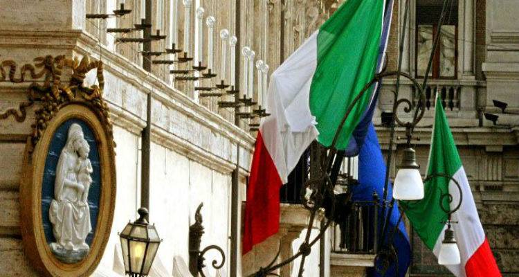 &Sigma;&tau;&alpha; ά&kappa;&rho;&alpha; &eta; &kappa;ό&nu;&tau;&rho;&alpha; &Rho;ώ&mu;&eta;&sigmaf;-&Beta;&rho;&upsilon;&xi;&epsilon;&lambda;&lambda;ώ&nu;: &laquo;&Alpha;&rho;&mu;&alpha;&gamma;&epsilon;&delta;&delta;ώ&nu;, &alpha;&nu; &mu;&alpha;&sigmaf; &kappa;ά&nu;&epsilon;&tau;&epsilon; &Epsilon;&lambda;&lambda;ά&delta;&alpha;&raquo;