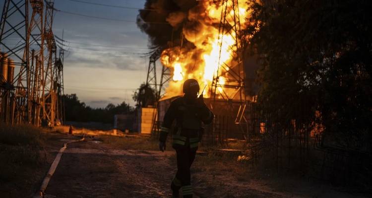 Ρωσικό σφυροκόπημα στο Κίεβο, στις φλόγες πολυκατοικίες -Κατά «κύματα» πύραυλοι και drones