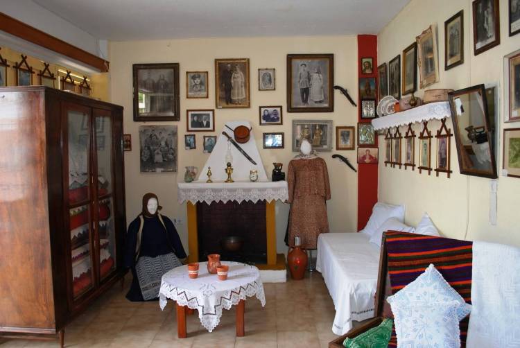 &Lambda;&alpha;&omicron;&gamma;&rho;&alpha;&phi;&iota;&kappa;ή Έ&kappa;&theta;&epsilon;&sigma;&eta; &sigma;&tau;&omicron; &Delta;&eta;&mu;&omicron;&tau;&iota;&kappa;ό &Sigma;&chi;&omicron;&lambda;&epsilon;ί&omicron; &Alpha;&gamma;ί&omicron;&upsilon; &Delta;&eta;&mu;&eta;&tau;&rho;ί&omicron;&upsilon;