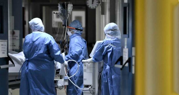Κορωνοϊός: Νέα μεγάλη άνοδος με 882 νέα κρούσματα | 15 θάνατοι