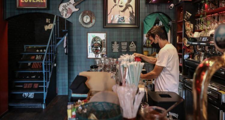 &Kappa;&rho;&alpha;&upsilon;&gamma;ή &alpha;&gamma;&omega;&nu;ί&alpha;&sigmaf; &sigma;&tau;&eta;&nu; &epsilon;&sigma;&tau;ί&alpha;&sigma;&eta;: &Sigma;&tau;&omicron;&nu; &alpha;έ&rho;&alpha; 170.000 &epsilon;&rho;&gamma;&alpha;&zeta;ό&mu;&epsilon;&nu;&omicron;&iota;, &chi;ά&nu;&omicron;&nu;&tau;&alpha;&iota; &pi;ά&nu;&omega; &alpha;&pi;ό 2,5 &delta;&iota;&sigmaf; &epsilon;&upsilon;&rho;ώ