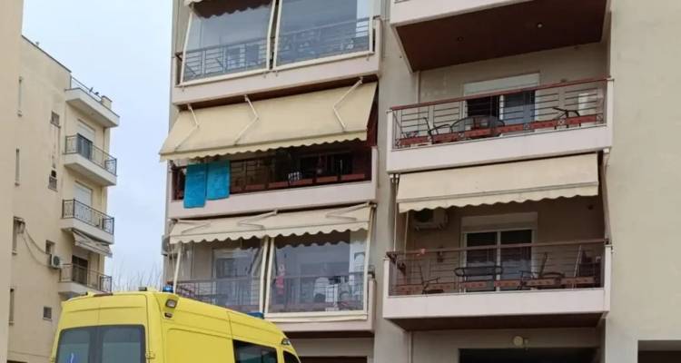 &Gamma;&upsilon;&nu;&alpha;&iota;&kappa;&omicron;&kappa;&tau;&omicron;&nu;ί&alpha; &sigma;&tau;&eta; &Theta;&epsilon;&sigma;&sigma;&alpha;&lambda;&omicron;&nu;ί&kappa;&eta;: &Sigma;&kappa;ό&tau;&omega;&sigma;&epsilon; &tau;&eta; &sigma;ύ&zeta;&upsilon;&gamma;ό &tau;&omicron;&upsilon; &kappa;&alpha;&iota; &alpha;&upsilon;&tau;&omicron;&kappa;&tau;ό&nu;&eta;&sigma;&epsilon; &pi;έ&phi;&tau;&omicron;&nu;&tau;&alpha;&sigmaf; &alpha;&pi;ό &tau;&omicron; &mu;&pi;&alpha;&lambda;&kappa;ό&nu;&iota;