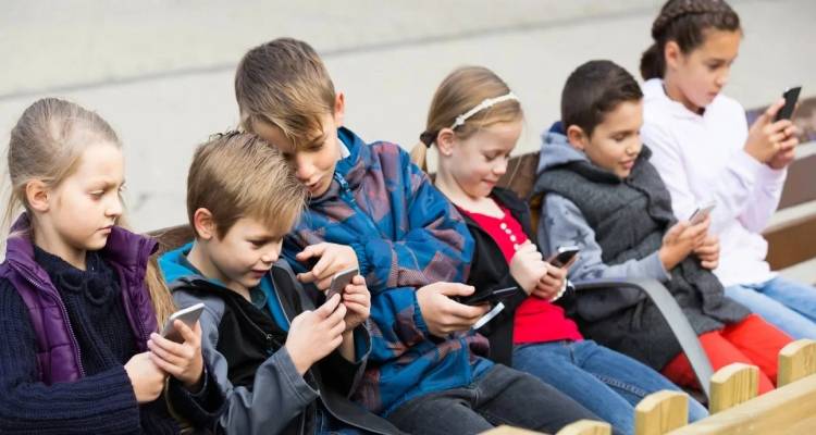Η Δανία προωθεί την απαγόρευση των κινητών στα σχολεία, μπαίνουν όρια ηλικίας