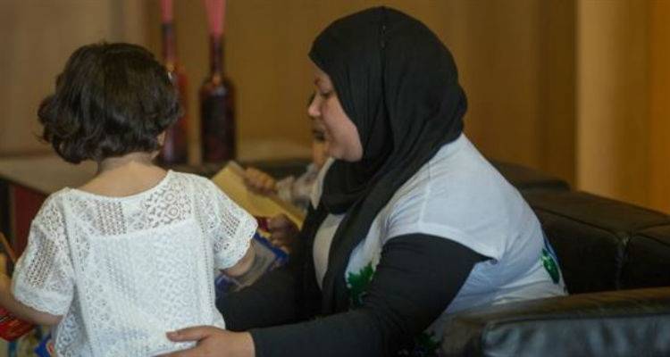 Χαμόγελο: Η 4χρονη Τάλα στην αγκαλιά της μαμάς της