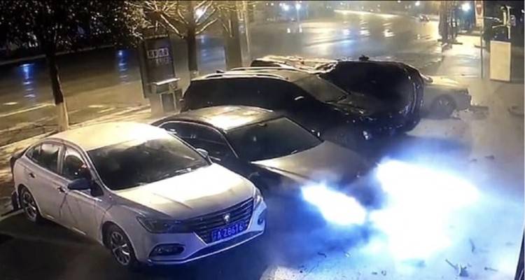 H &sigma;&tau;&iota;&gamma;&mu;ή &pi;&omicron;&upsilon; &alpha;&upsilon;&tau;&omicron;&kappa;ί&nu;&eta;&tau;&omicron; &alpha;&pi;&omicron;&gamma;&epsilon;&iota;ώ&nu;&epsilon;&tau;&alpha;&iota; &kappa;&alpha;&iota;... &pi;&alpha;&rho;&kappa;ά&rho;&epsilon;&iota; - &Delta;&epsilon;ί&tau;&epsilon; &tau;&omicron; &beta;ί&nu;&tau;&epsilon;&omicron;
