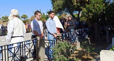 &Lambda;ή&mu;&nu;&omicron;&sigmaf;: &Tau;&omicron; &Pi;&alpha;&nu;&epsilon;&pi;&iota;&sigma;&tau;&eta;&mu;&iota;&alpha;&kappa;ό &Tau;&mu;ή&mu;&alpha; &tau;&eta;&sigmaf; &Lambda;ή&mu;&nu;&omicron;&upsilon; &kappa;&alpha;&tau;έ&theta;&epsilon;&sigma;&epsilon; &sigma;&tau;&epsilon;&phi;ά&nu;&iota; &sigma;&tau;&omicron; &mu;&nu;&eta;&mu;&epsilon;ί&omicron; &tau;&omega;&nu; &Eta;&rho;ώ&omega;&nu; &Pi;&epsilon;&sigma;ό&nu;&tau;&omega;&nu; (photos)