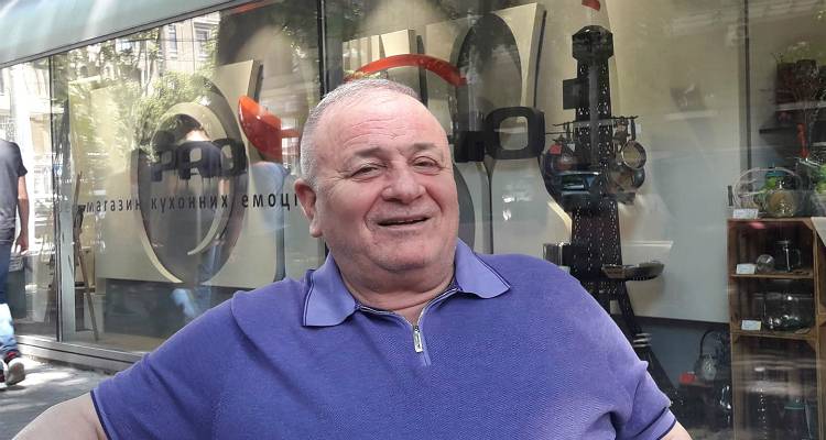 &Mu;&pi;&omicron;ύ&mu;&pi;&omicron;&upsilon;&rho;&alpha;&sigmaf;: &laquo;&Omicron;&iota; Έ&lambda;&lambda;&eta;&nu;&epsilon;&sigmaf; &tau;&eta;&nu; &pi;&alpha;&tau;ά&mu;&epsilon; &gamma;&iota;&alpha;&tau;ί &pi;&alpha;&rho;&alpha;&epsilon;ί&mu;&alpha;&sigma;&tau;&epsilon; έ&xi;&upsilon;&pi;&nu;&omicron;&iota;&raquo;!