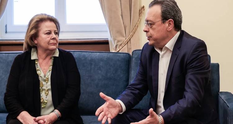 &Eta; &Kappa;&alpha;&tau;&sigma;έ&lambda;&eta; &phi;έ&rho;&nu;&epsilon;&iota; &nu;έ&alpha; &pi;&rho;&omicron;&sigma;έ&gamma;&gamma;&iota;&sigma;&eta; &mu;&epsilon;&tau;&alpha;&xi;ύ &Sigma;&Upsilon;&Rho;&Iota;&Zeta;&Alpha; &kappa;&alpha;&iota; &Nu;έ&alpha;&sigmaf; &Alpha;&rho;&iota;&sigma;&tau;&epsilon;&rho;ά&sigmaf;