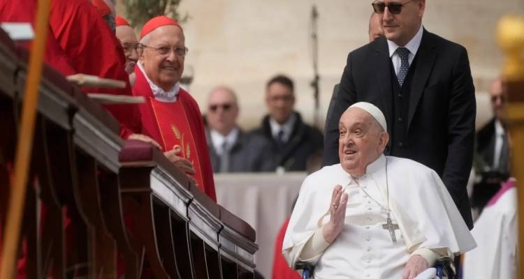 Τα τελευταία λεπτά της ζωής του Πάπα και οι δύο «μυστικές» επεμβάσεις – Ο γιατρός του αφηγείται