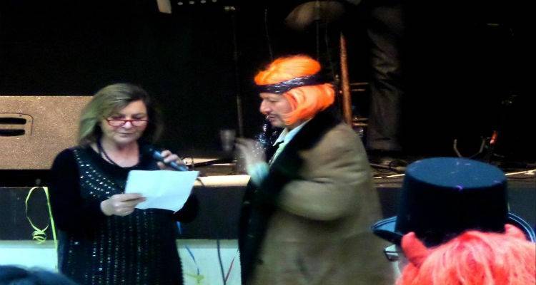 &Mu;&epsilon; Stand Up Comedy &laquo;&sigma;&phi;&rho;ά&gamma;&iota;&sigma;&epsilon;&raquo; &tau;&eta;&nu; &alpha;&pi;&omicron;&kappa;&rho;&iota;ά &omicron; &Delta;ή&mu;&omicron;&sigmaf; &Lambda;ή&mu;&nu;&omicron;&upsilon; (photos)