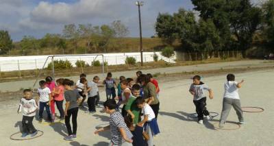 &Omicron;&iota; &mu;&alpha;&theta;&eta;&tau;έ&sigmaf; &tau;&omicron;&upsilon; &Delta;&eta;&mu;&omicron;&tau;&iota;&kappa;&omicron;ύ &Sigma;&chi;&omicron;&lambda;&epsilon;ί&omicron;&upsilon; &Kappa;&omicron;&nu;&tau;&omicron;&pi;&omicron;&upsilon;&lambda;ί&omicron;&upsilon; &gamma;&iota;ό&rho;&tau;&alpha;&sigma;&alpha;&nu; &tau;&eta;&nu; &Pi;&alpha;&nu;&epsilon;&lambda;&lambda;ή&nu;&iota;&alpha; &Eta;&mu;έ&rho;&alpha; &Sigma;&chi;&omicron;&lambda;&iota;&kappa;&omicron;ύ &Alpha;&theta;&lambda;&eta;&tau;&iota;&sigma;&mu;&omicron;ύ (photos)