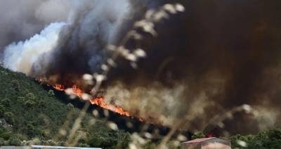 &Kappa;&alpha;ί&epsilon;&iota; &alpha;&nu;&epsilon;&xi;έ&lambda;&epsilon;&gamma;&kappa;&tau;&eta; &eta; &phi;&omega;&tau;&iota;ά &sigma;&tau;&alpha; &Delta;&epsilon;&rho;&beta;&epsilon;&nu;&omicron;&chi;ώ&rho;&iota;&alpha; -&Kappa;&iota;&nu;&epsilon;ί&tau;&alpha;&iota; &pi;&rho;&omicron;&sigmaf; &Mu;ά&nu;&delta;&rho;&alpha;, &epsilon;&kappa;&kappa;&epsilon;&nu;ώ&nu;&omicron;&nu;&tau;&alpha;&iota; &omicron;&iota;&kappa;&iota;&sigma;&mu;&omicron;ί
