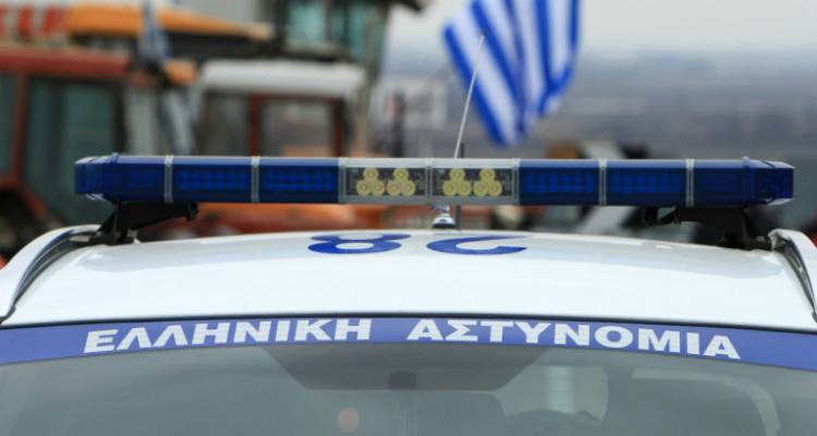 &Pi;&rho;έ&beta;&epsilon;&zeta;&alpha;: &Alpha;&nu;&delta;&rho;&alpha;&sigmaf; &omicron;&pi;&lambda;&iota;&sigma;&mu;έ&nu;&omicron;&sigmaf; &mu;&epsilon; &kappa;&alpha;&rho;&alpha;&mu;&pi;ί&nu;&alpha; ά&nu;&omicron;&iota;&xi;&epsilon; &pi;&upsilon;&rho; έ&xi;&omega; &alpha;&pi;ό &kappa;&alpha;&phi;&epsilon;&nu;&epsilon;ί&omicron; | &Delta;ύ&omicron; &sigma;&omicron;&beta;&alpha;&rho;ά &tau;&rho;&alpha;&upsilon;&mu;&alpha;&tau;ί&epsilon;&sigmaf;, &alpha;&nu;&alpha;&zeta;&eta;&tau;&epsilon;ί&tau;&alpha;&iota; &omicron; &delta;&rho;ά&sigma;&tau;&eta;&sigmaf;