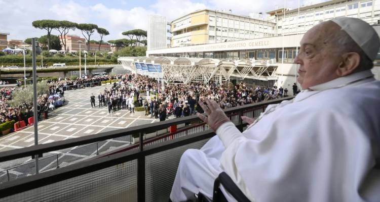 O Πάπας Φραγκίσκος ήταν τόσο άσχημα, που οι γιατροί σκέφτηκαν να σταματήσουν τις προσπάθειες να τον κρατήσουν στη ζωή