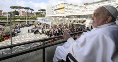 O Πάπας Φραγκίσκος ήταν τόσο άσχημα, που οι γιατροί σκέφτηκαν να σταματήσουν τις προσπάθειες να τον κρατήσουν στη ζωή