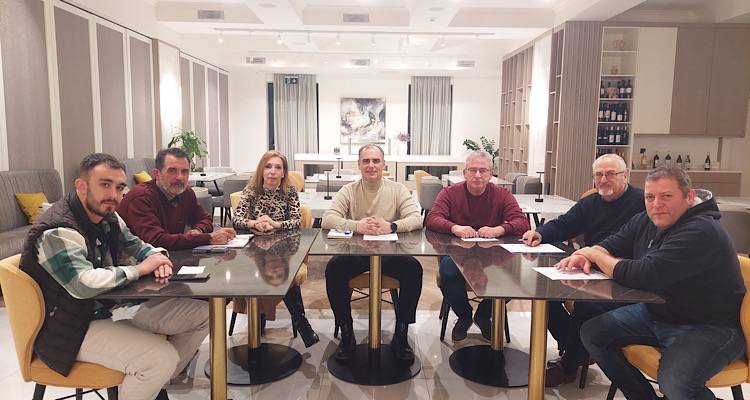 &Iota;&Sigma;&Chi;&Upsilon;&Rho;&Eta; &Lambda;&Eta;&Mu;&Nu;&Omicron;&Sigma;: &Eta; &chi;ά&rho;&alpha;&xi;&eta; &alpha;&nu;&tau;&iota;&pi;&omicron;&lambda;&iota;&tau;&epsilon;&upsilon;&tau;&iota;&kappa;ή&sigmaf; &tau;&alpha;&kappa;&tau;&iota;&kappa;ή&sigmaf; &sigma;&tau;&eta;&nu; &alpha;&tau;&zeta;έ&nu;&tau;&alpha; &tau;&eta;&sigmaf; 1&eta;&sigmaf; &sigma;&upsilon;&nu;&epsilon;&delta;&rho;ί&alpha;&sigma;&eta;&sigmaf; &tau;&eta;&sigmaf; &Pi;&omicron;&lambda;&iota;&tau;&iota;&kappa;ή&sigmaf; &Gamma;&rho;&alpha;&mu;&mu;&alpha;&tau;&epsilon;ί&alpha;&sigmaf;