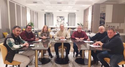 &Iota;&Sigma;&Chi;&Upsilon;&Rho;&Eta; &Lambda;&Eta;&Mu;&Nu;&Omicron;&Sigma;: &Eta; &chi;ά&rho;&alpha;&xi;&eta; &alpha;&nu;&tau;&iota;&pi;&omicron;&lambda;&iota;&tau;&epsilon;&upsilon;&tau;&iota;&kappa;ή&sigmaf; &tau;&alpha;&kappa;&tau;&iota;&kappa;ή&sigmaf; &sigma;&tau;&eta;&nu; &alpha;&tau;&zeta;έ&nu;&tau;&alpha; &tau;&eta;&sigmaf; 1&eta;&sigmaf; &sigma;&upsilon;&nu;&epsilon;&delta;&rho;ί&alpha;&sigma;&eta;&sigmaf; &tau;&eta;&sigmaf; &Pi;&omicron;&lambda;&iota;&tau;&iota;&kappa;ή&sigmaf; &Gamma;&rho;&alpha;&mu;&mu;&alpha;&tau;&epsilon;ί&alpha;&sigmaf;