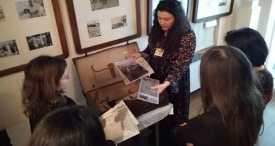 &laquo;Ό&lambda;&omicron;&sigmaf; &omicron; &kappa;ό&sigma;&mu;&omicron;&sigmaf; &mu;&omicron;&upsilon; &sigma;&epsilon; &mu;ί&alpha; &beta;&alpha;&lambda;ί&tau;&sigma;&alpha;&raquo; &sigma;&tau;&omicron; &Mu;&omicron;&upsilon;&sigma;&epsilon;ί&omicron; &Pi;&omicron;&lambda;&iota;&tau;&iota;&kappa;ώ&nu; &Epsilon;&xi;o&rho;ί&sigma;&tau;&omega;&nu; Ά&eta; &Sigma;&tau;&rho;ά&tau;&eta;