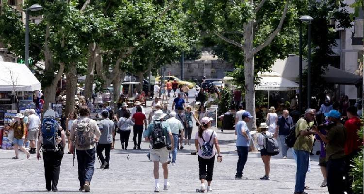 &Kappa;&omicron;&rho;&omega;&nu;&omicron;ϊό&sigmaf;: 5.080 &kappa;&rho;&omicron;ύ&sigma;&mu;&alpha;&tau;&alpha;, 12 &theta;ά&nu;&alpha;&tau;&omicron;&iota; &kappa;&alpha;&iota; 130 &delta;&iota;&alpha;&sigma;&omega;&lambda;&eta;&nu;&omega;&mu;έ&nu;&omicron;&iota;