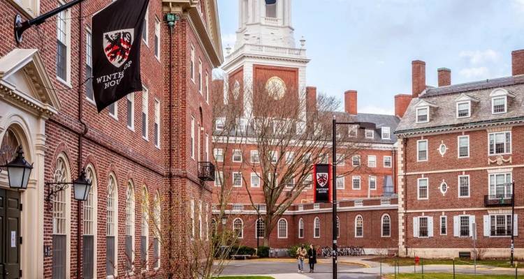 Ο Τραμπ απειλεί να διακόψει την χρηματοδότηση του Χάρβαρντ, κατηγορώντας το πανεπιστήμιο για αντισημιτισμό