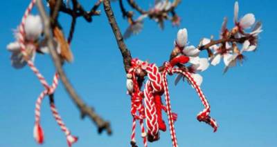 Τι είναι ο «Μάρτης» -Γιατί φοράμε το βραχιολάκι με τη λευκή και κόκκινη κλωστή