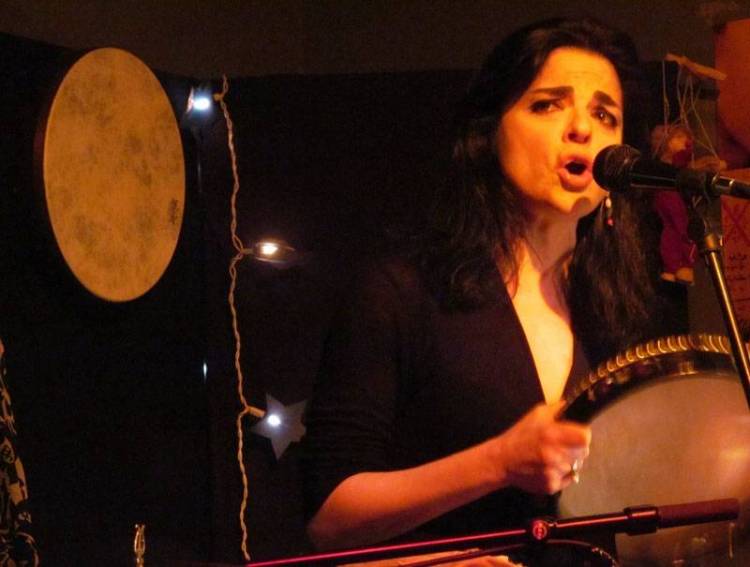 «Ας θυμηθούμε χωρίς νοσταλγία»  Μουσικοθεατρική παράσταση με την Μάνια Παπαδημητρίου