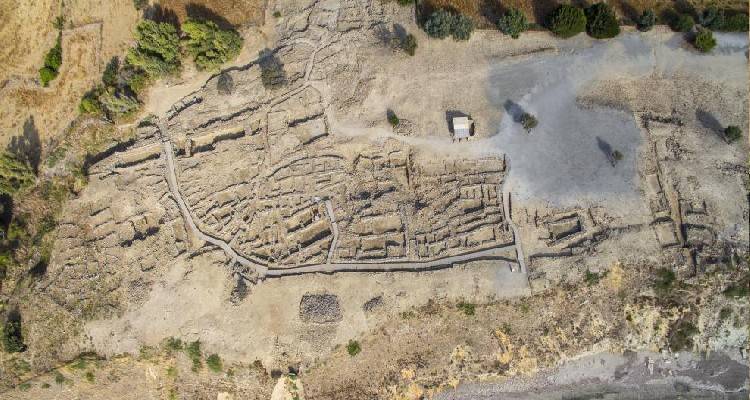 &Pi;&omicron;&lambda;&iota;ό&chi;&nu;&eta;, &mu;ί&alpha; &pi;ό&lambda;&eta; &tau;&eta;&sigmaf; &Lambda;ή&mu;&nu;&omicron;&upsilon; 5.000 &epsilon;&tau;ώ&nu; &alpha;&pi;έ&nu;&alpha;&nu;&tau;&iota; &alpha;&pi;ό &tau;&eta;&nu; &Tau;&rho;&omicron;ί&alpha;