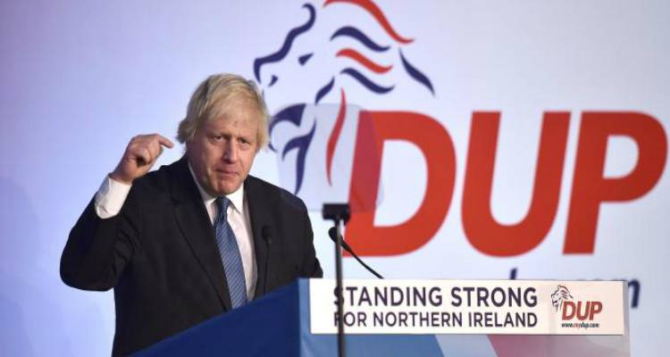 Brexit: &Tau;&omicron; DUP έ&chi;&epsilon;&iota; &mu;&epsilon;&tau;&alpha;&tau;&omicron;&pi;ί&sigma;&epsilon;&iota; &tau;&iota;&sigmaf; "&kappa;ό&kappa;&kappa;&iota;&nu;&epsilon;&sigmaf; &gamma;&rho;&alpha;&mu;&mu;έ&sigmaf;" &tau;&omicron;&upsilon; &gamma;&iota;&alpha; &tau;&alpha; &iota;&rho;&lambda;&alpha;&nu;&delta;&iota;&kappa;ά &sigma;ύ&nu;&omicron;&rho;&alpha;;